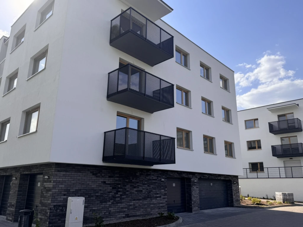 alt="Nowoczesny budynek wzmacniający odporność wspólnoty mieszkaniowej i kraju"