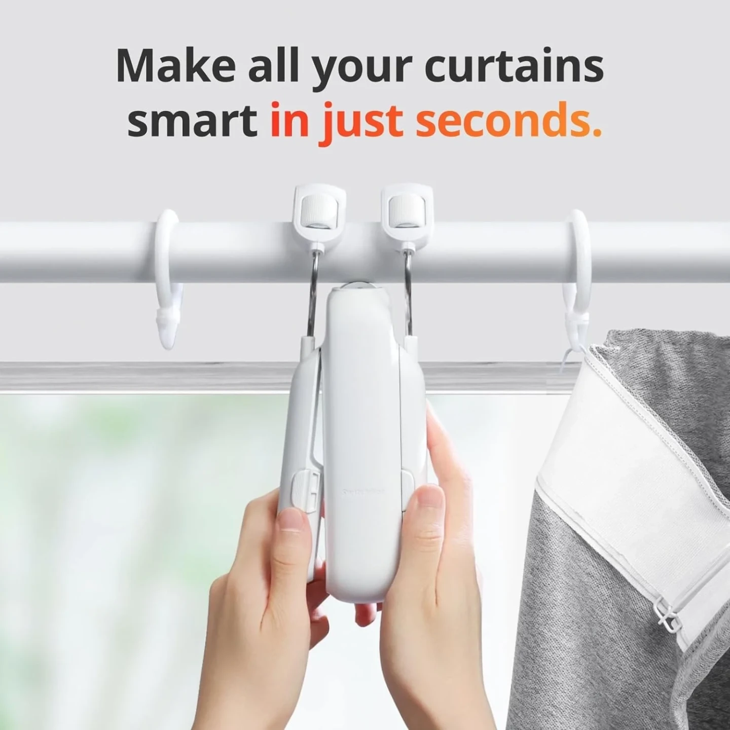 Osoba zawieszająca białego robota SwitchBot Curtain na białym, rurkowym karniszu z zasłoną - Smart Home w mieszkaniu